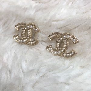 CHANEL I Authentic Pearl Stud Earrings CC